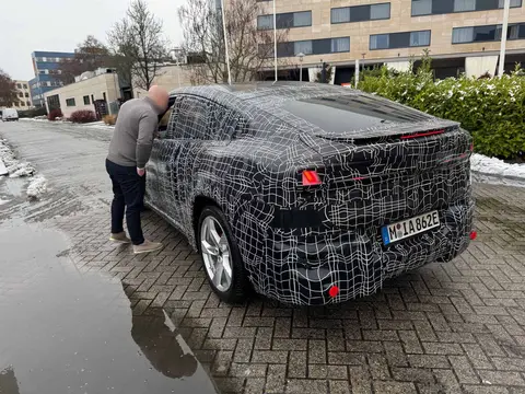 宝马首款纯电轿跑SUV，新世代iX4实车谍照曝光