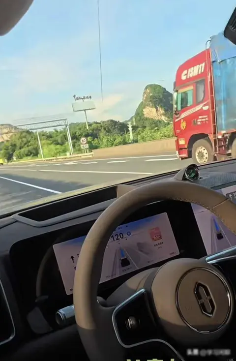 朋友的问界M9却一路自己开,他坐后排刷了三集剧